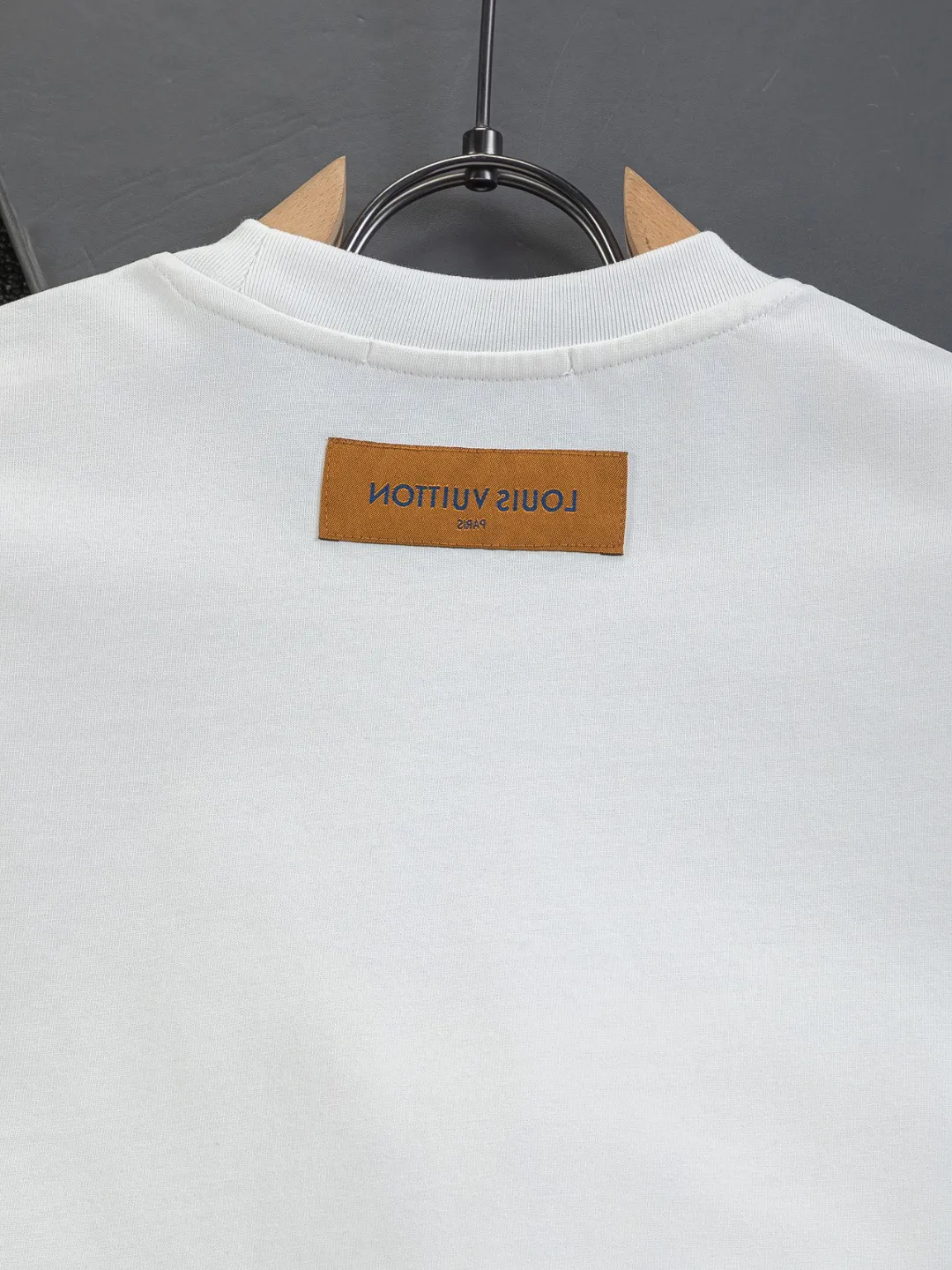 🅿️190 Louis Vuitton 1V LV lv slightly wide version S-XL LV 26ss new products are available at counters at the same time. Multiple craftsmanship Snow Mountain🏔️Ski⛷️Flocked Foam Print Ski⛷️ series T-shirts, the front foam print combines snow mountains, forests and abstract cracks, with the LV logo hidden, full of artistic sense. Round neck short-sleeved T-shirt, same style for men and women! Consigned to one-to-one creation. Synchronized with the official website, pure cotton fabrics at the counter! It is close to the skin and comfortable, durable and easy to wear. It has a classic and simple logo design and meticulous original craftsmanship. Short-sleeves, a must-have item for men, do not appear to be the same for the general public, but must be unique and eye-catching. This LV short-sleeve is all about quality, comfort, the same shape and fashion as always, including fabrics and cutting techniques. All of them have been made with great effort! 320 grams of washed pure cotton fabric, pure cotton is breathable, very refreshing and comfortable for daily wear. The rib knitting on the neckline is smooth and tight, and the neckline will not be skewed if you toss it at will. The loose version, you will find that it looks really good on the upper body. The overall is minimalist and neat, super versatile for daily use! Pair it casually with a pair of pants for a youthful look. A T-shirt will make your outfit crazy. It is a fashionable item that can never go wrong! Color: Black White Size: S-XL Size chart: S: Shoulder width 50-Bust 56-Length 70 M: Shoulder width 52-Bust 57-Length 72 L: Shoulder width 54-Bust 59-Length 74 XL: Shoulder width 56-Bust 62-Length 76
